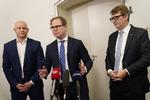 Kulturminister Jakob Engel-Schmidt (M), Finansminister Nicolai Wammen (S) og økonomiminister Troels Lund Poulsen (V) under et doorstep om forhandlinger om ny inflationshjælp i Finansministeriet. Foto: Ida Marie Odgaard/Ritzau Scanpix