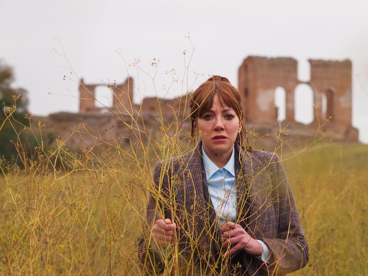 Skuespiller og komiker Diane Morgan i rollen som den videbegærlige journalist Philomena Cunk med alle de uheldige og forkerte spørgsmål. Pr-foto Jonathan Browning