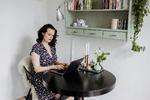Leonora Christina Skov ventede faktisk på en pakke, da phishing-mailen, der udgav sig for at være fra Postnord, dukkede op i indbakken. Foto: Miriam Dalsgaard