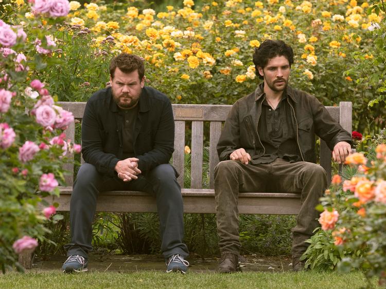 James Corden, tv og Colin Morgan, th. I rollerne som Jamie og Jeff, der prøver at blive kloge på deres hemmelighedsfulde koner som er henholdsvis utro og følelsesmæssigt fraværende.   