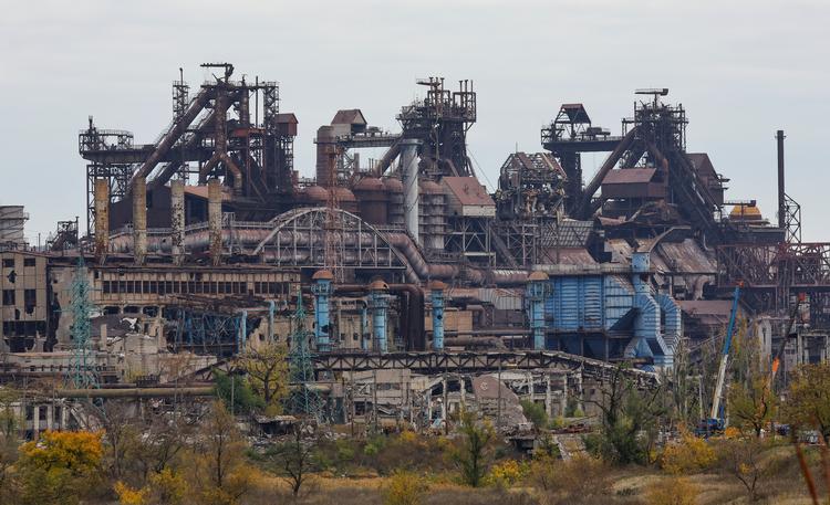 Forberedelserne til at beslaglægge ukrainske fabrikker var i gang kort efter invasionen. Her er stålværket i Mariupol, der blev sønderskudt af russerne, da det ukrainske forsvar forskansede sig i området. Foto: Alexander Ermochenko/Ritzau Scanpix
