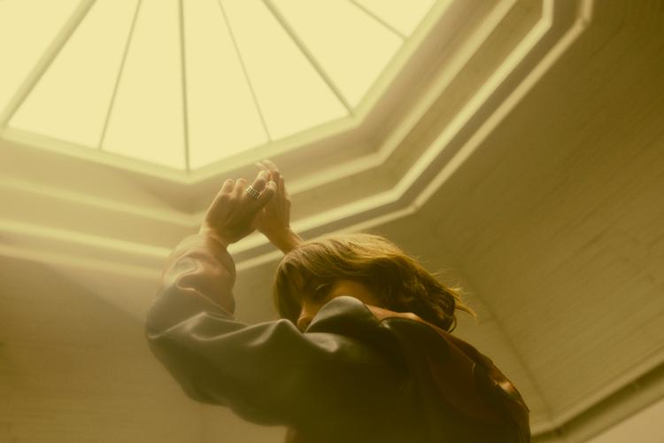 Under kunstnernavnet Courtesy får Najaaraq Vestbirk dansegulve over hele verden til at syde med euforisk trance og techno. Denne uge kan du opleve hende helt gratis. Foto: Katrine Hørup Noer