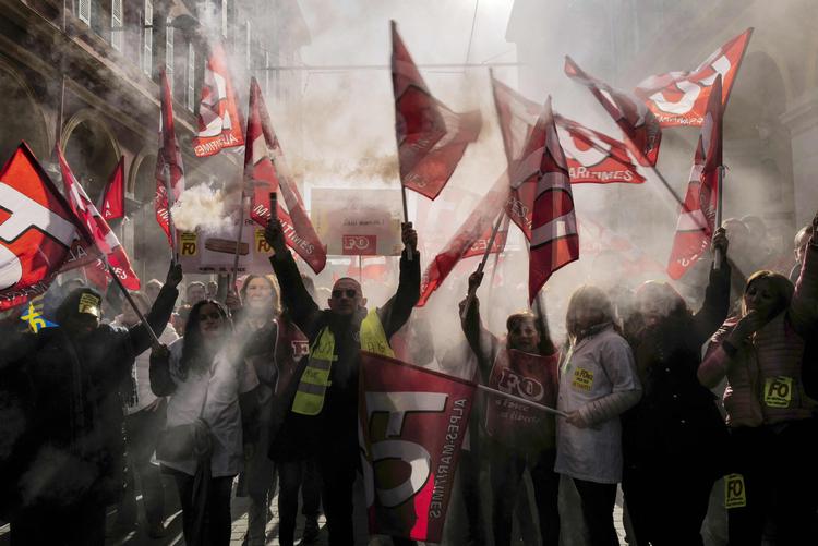 Over 100.000 er på gaden i Paris, og samlet når demonstrationerne mod pensionsreformen op på over to millioner. Forude venter måske stribevis af strejker.  Foto: Valery Hache/Ritzau Scanpix