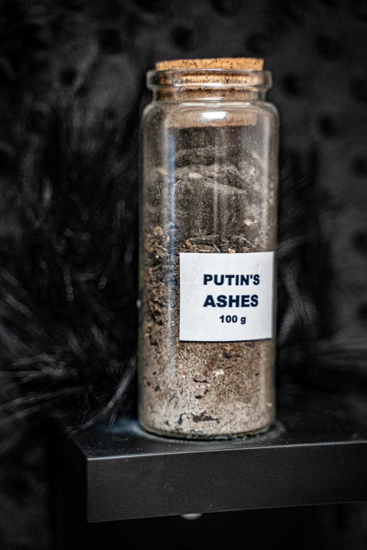 Putins aske på udstillingen i Los Angeles. Foto: Haley Bowman