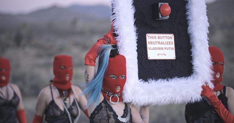 Pussy Riot afholder Putin-kritisk udstilling i Los Angeles. Foto: Nadya Tolokonnikova