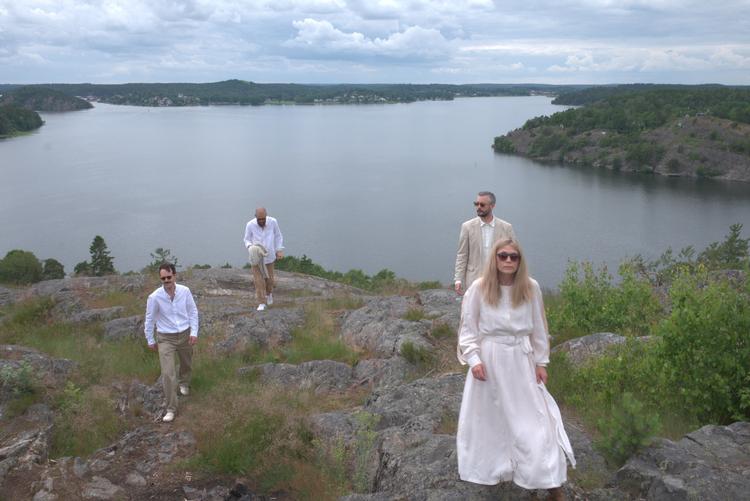 Anna Ahnlund og hendes musikalske venner ser ud, som om de er på vej til midsommerfest, men i virkeligheden gælder det et internationalt gennembrud. Foto: PR