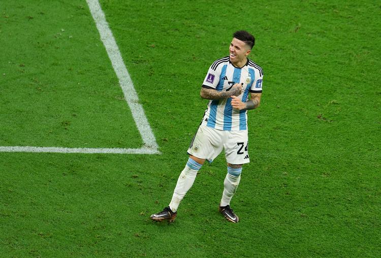 I december var Enzo Fernández var en profil på Argentinas vej mod VM-guldet i Qatar. Nu er midtbanespilleren den dyreste i Premier Leagues historie.  Foto: Molly Darlington/Ritzau Scanpix