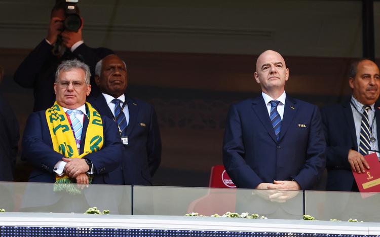 I november stod Chris Nikou og Gianni Infantini side om side som formand for det australske fodboldforbund og Fifa-præsident, da Australien mødte Tunesien under VM-slutrunden i Qatar. Foto: Hannah Mckay/Ritzau Scanpix