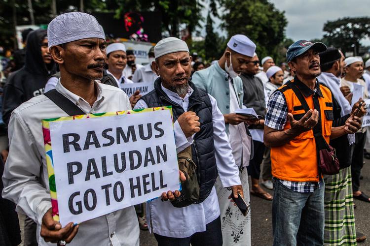 Rasmus Paludans afbrænding af Koranen har ført til omfattende protester i den muslimske verden. Her er det i Indonesien. Foto: Aditya Aji/Ritzau Scanpix