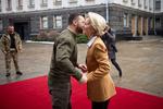 Ukraines præsident Volodymyr Zelenskyj tog varmt imod EU-kommissionformand Ursula von der Leyen i Kyiv torsdag.  Foto: Ukrainian Presidential Press Ser/Ritzau Scanpix