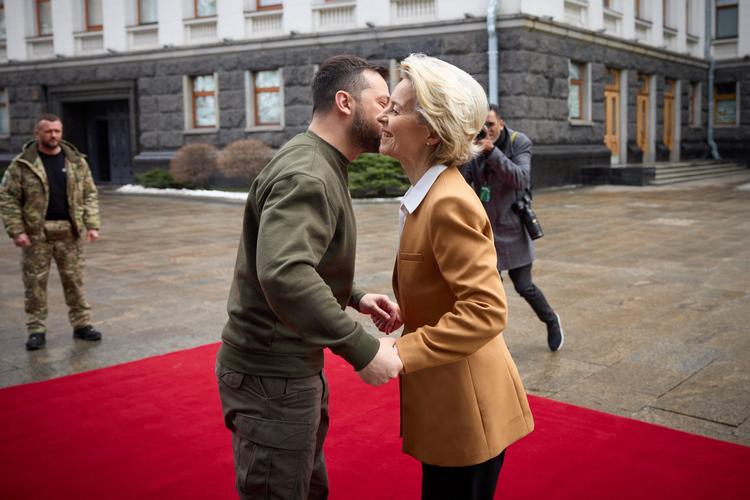 Ukraines præsident Volodymyr Zelenskyj tog varmt imod EU-kommissionformand Ursula von der Leyen i Kyiv torsdag.  Foto: Ukrainian Presidential Press Ser/Ritzau Scanpix