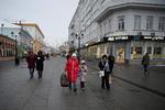 På shoppingtur i gågaden i byen Nisjnij Novgorod forleden. Trods sanktionerne mod Rusland på grund af invasionen af Ukraine tyder nogle rapporter på, at Ruslands handel har rettet sig.  Foto: Natalia Kolesnikova/Ritzau Scanpix