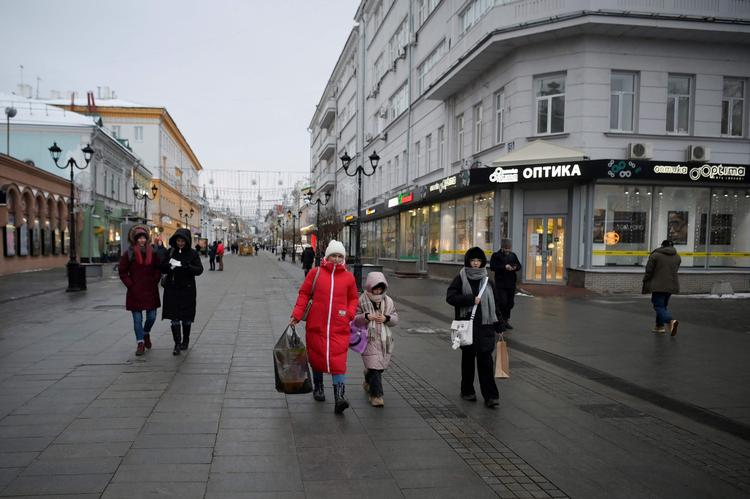 På shoppingtur i gågaden i byen Nisjnij Novgorod forleden. Trods sanktionerne mod Rusland på grund af invasionen af Ukraine tyder nogle rapporter på, at Ruslands handel har rettet sig.  Foto: Natalia Kolesnikova/Ritzau Scanpix