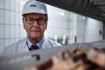 Kurt Skare samlede onsdag medarbejderne i Skare Meat Packers i virksomhedens kantine til meddelelsen om, at virksomheden er konkurs. Ifølge direktøren er det kun første skridt på vejen mod et nyt europæisk eventyr for virksomheden. Foto: Gorm Olesen