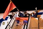     Crew members wave Chinese and Serbian flags after medical experts from China arrived at the Nikola Tesla airport with medical supplies to help country's fight against coronavirus (COVID-19) outbrake in Belgrade, Serbia, March 21, 2020. REUTERS/Marko Djurica   Foto: Marko Djurica/Ritzau Scanpix