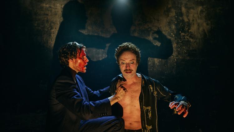 Der er en befriende fandenivoldskhed over Simon Bennebjerg og Morten Burian,  i intens nærkamp som hinandens alteregoer,  Foto: Henrik Ohsten Rasmussen 