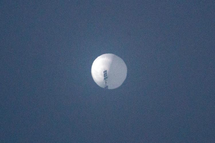 En lokal avis har taget et foto af en stor hvid ballon svævende over området. Foto: Chase Doak/Ritzau Scanpix