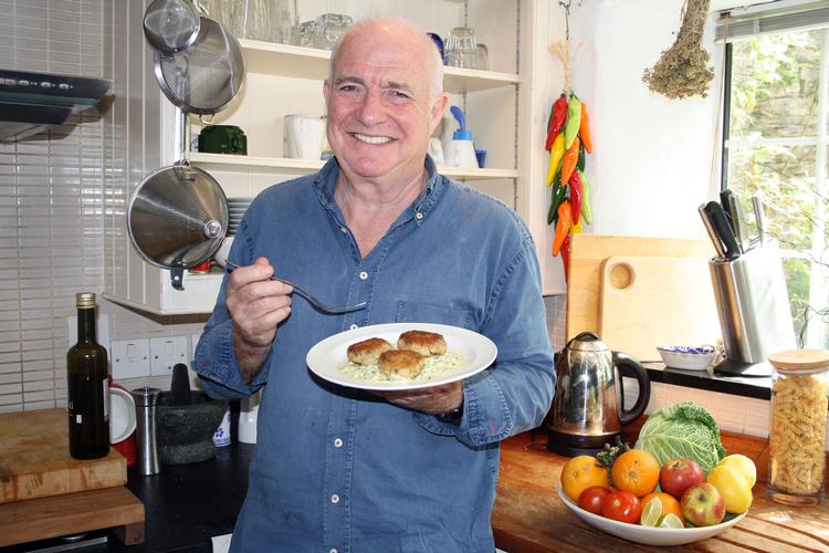 FIskefrikadeller kan gastroglobetrotteren Rick Stein også lave – med dansk inspiration efter besøget i Copenhagen. Foto: BBC Worldwide