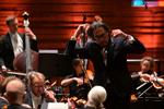 Leonidas Kavakos havde lært sig Brahms' store symfoni udenad for at kunne dirigere den bedst muligt i Koncerthuset. Foto: Søren Krabbe