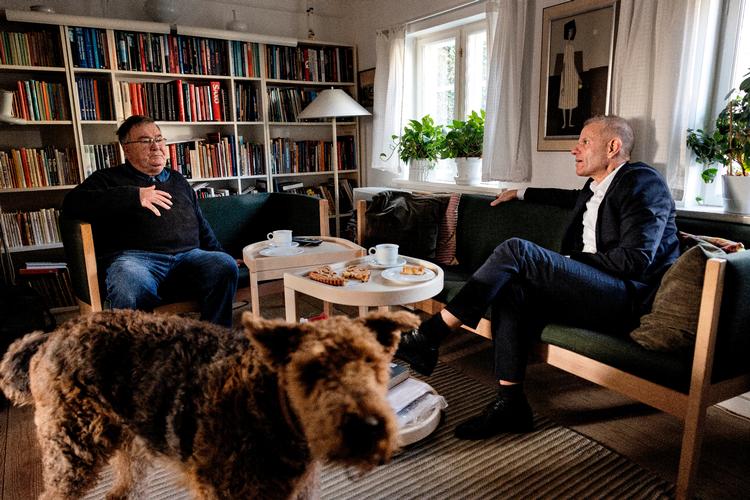 Claus Hjort Frederiksen  er sigtet for landsskadelig virksomhed.. Hans gæst, den suspenderede FE-chef Lars Findsen, der kom på besøg med rabarbertærte, er tiltalt.  Foto: Jacob Ehrbahn