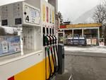 Udefra ligner tanken i Lofer, Østrig, en almindelig Shell-station. Men indenfor er egnens specialiteter til salg. Foto: Per Munch