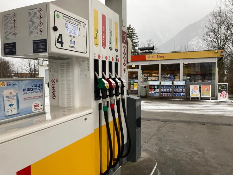 Udefra ligner tanken i Lofer, Østrig, en almindelig Shell-station. Men indenfor er egnens specialiteter til salg. Foto: Per Munch