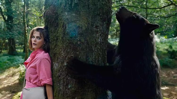 Keri Russell i en scene med den gale kokainbjørn.  Foto: UPI