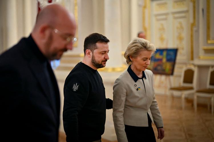 Den ukrainske præsident, Volodymyr Zelenskyj, tog fredag 3. januar imod EU-toppen, anført af kommissionsformand Ursula von Der Leyen, i Kyiv. Foto: Handout/Ritzau Scanpix