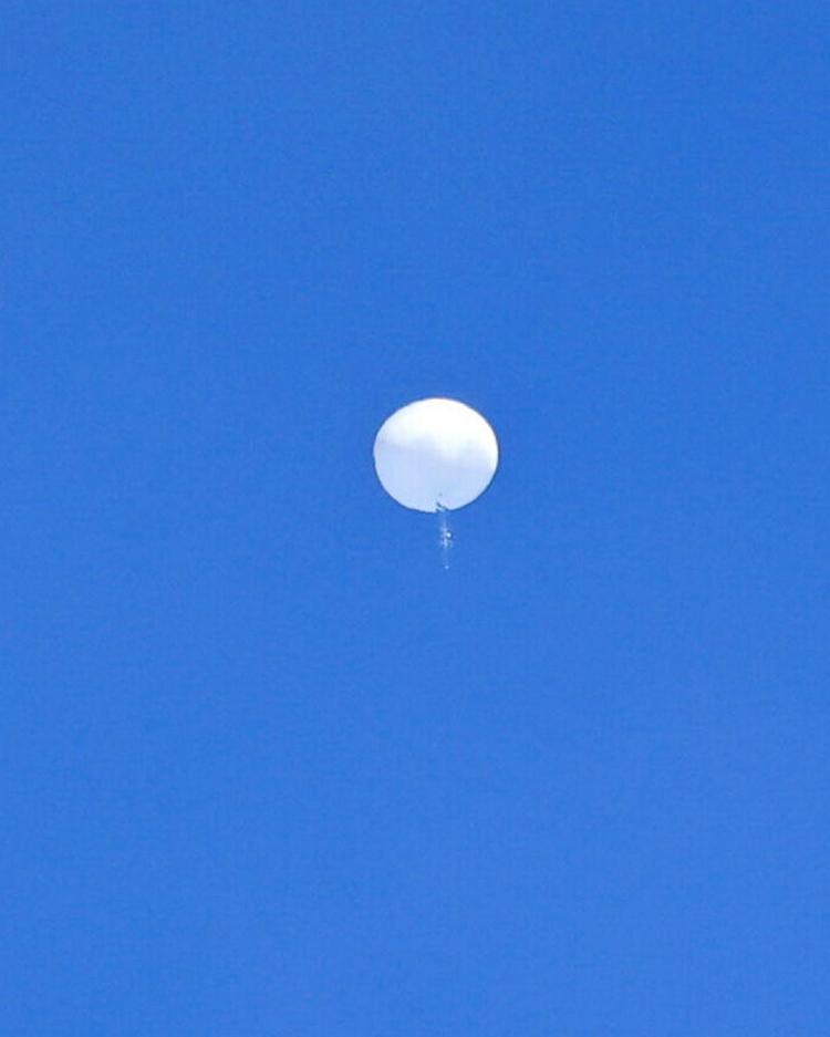 Arkivfoto af den ballon, der blev skudt ned af amerikanerne. Nu bekræfter det kinesiske udenrigsministerium, at en ballon, der er observeret over Sydamerika stammer fra Kina. Foto: Travis Huffstetler/Ritzau Scanpix