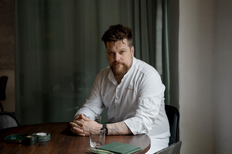 Kokken Yves Le Lay er her fotograferet på sin restaurant À Terre, som ifølge ham selv emmer af hans afdøde far, som gav ham sindssygt meget.   Foto: Mathias Eis/Ritzau Scanpix