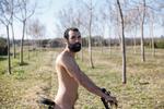 Alejandro Colomar elsker sin grøntsagshave i Aldaia. Han er altid nøgen under havearbejdet, hvilket angiveligt aldrig har generet naboer eller forbipasserende. Foto: Eva Manez/Ritzau Scanpix