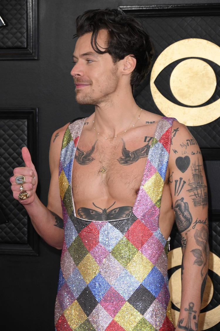 Harry Styles vakte opsigt, da han ankom i dette outfit på den røde løber til Grammy-uddelingen. ’Clowncore’ har kritikere kaldt det på sociale medier. Andre har rost ham for hans modige tøjvalg.  Foto: Robyn Beck/Ritzau Scanpix