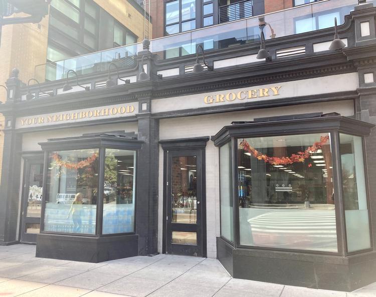 Så pænt kan det gøres. Mellemklasse supermarkedet Trader Joe's facade ved 14th street i Washington D.C. 