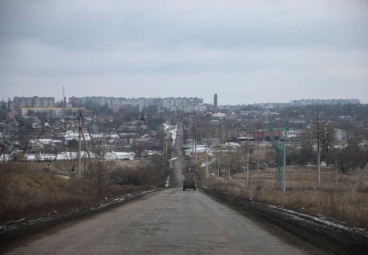 Russerne vil gerne indtage Bakhmut. Det er svært. Så de forsøger af afskære ukrainernes forsyningslinjer så som landevejen mod vest, T 0504. Foto: Stringer/Ritzau Scanpix