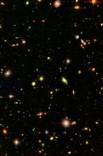 Det dybeste kig i universet til dato. Resultatet af 40 timers optagelser med James Webb-teleskopet, som danske forskere derefter – lag på lag – samlede i dette billede af nogle af Universets tidligste galakser. Lyset fra de ældste - de røde -  har rejst i op til 13,5 milliarder år gennem rummet, før det ramte teleskopet.  