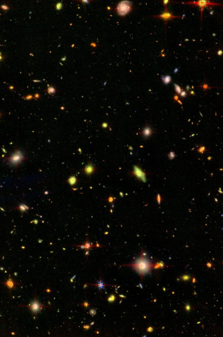 Det dybeste kig i universet til dato. Resultatet af 40 timers optagelser med James Webb-teleskopet, som danske forskere derefter – lag på lag – samlede i dette billede af nogle af Universets tidligste galakser. Lyset fra de ældste - de røde -  har rejst i op til 13,5 milliarder år gennem rummet, før det ramte teleskopet.  