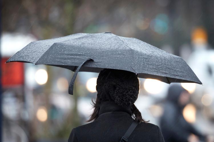 En af de få gange, hvor det rent faktisk regnede på vej til Rådhuspladsen. Her fra H.C. Andersens Boulevard i København..  Arkivfoto Jens Dresling
