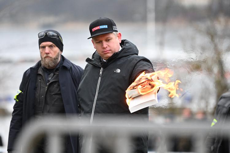 Den dansk-svenske politiker Rasmus Paludan har skabt stor opstandelse i den muslimske verden efter sin afbrænding af Koranen foran Tyrkiets ambassade i Stockholm. Nu har svensk politi afvist at tillade en ny afbrænding. Foto: Tt News Agency/Ritzau Scanpix