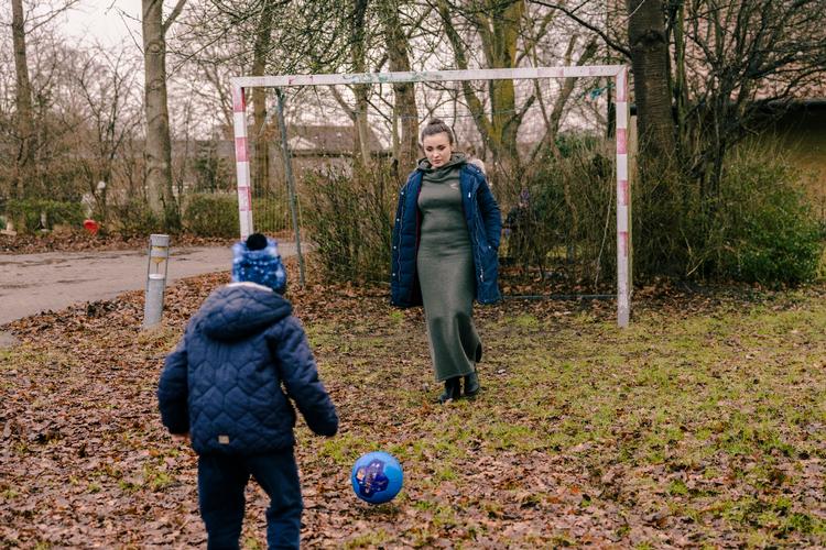 Olga Muzychenko, hendes børn på to og fem år og mormoren, Larysa, ville om få dage været blevet smidt ud af Bøgehøjgaard, et tidligere plejehjem, der siden Ruslands invasion har fungeret som flygtningecenter for ukrainske flygtninge. Helsingør Kommune tilbød i sommer en lejebolig til familien, og da Olga afslog tilbuddet om boligen, fordi den var for dyr ift. hendes ydelsesindtægter, ville hun og børnene om få dage være blevet sat på gaden. Nu har kommunen skredet ind, så det ikke sker. Foto: Anders Holst Pedersen