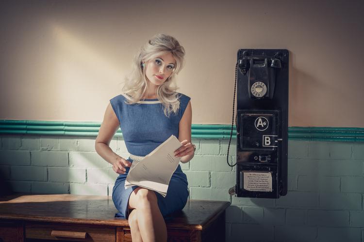 Gemma Arterton er intet mindre end skøn som hovedpersonen Sophie Straw, der vil være komiker.  Foto: SkyShowtime 