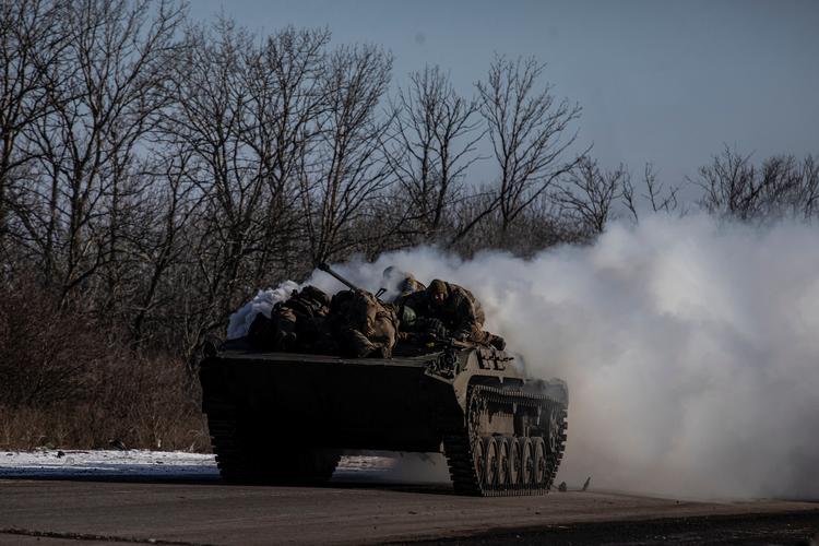 Ukrainske soldater fotograferet på et infanterikampkøretøj et sted ved fronten i øst, hvor russerne nu ser ud til at prøve at rykke frem gennem de ukrainske forsvarslinjer. Foto: Stringer/Ritzau Scanpix