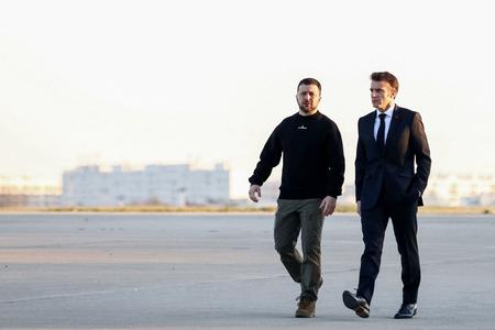 Russeres fornyede angreb falder sammen med, at Ukraines præsident Volodomyr Zelenskyj besøger Europa i håb om at få mere hjælp til forsvaret af sit land. Her er han fotograferet sammen med Frankrigs præsident Emmanuel Macron. Foto: Mohammed Badra/Ritzau Scanpix