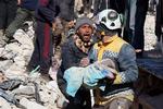 I Idlib-provinsen i det nordvestlige Syrien har en mand mistet sit spædbarn til jordskælvet. Foto: Mohammed Al-rifai/Ritzau Scanpix
