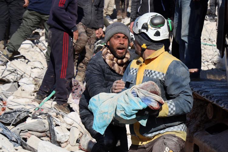 I Idlib-provinsen i det nordvestlige Syrien har en mand mistet sit spædbarn til jordskælvet. Foto: Mohammed Al-rifai/Ritzau Scanpix