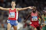 OL i Athen 2004. Guldvinder af 800 meter finalen Jurij Bursakovskij fra Rusland. En sammenbidt Wilson Kipketer i baggrunden.   Arkivfoto Thomas Wilmann