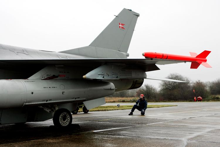 Der er fundet høje koncentrationer af de såkaldte evighedskemikalier PFAS på Flyvestation Skrydstrup, men forsvaret afviser krav om at undersøge forureningen nærmere, selv om den kan true grundvandet.    Foto: Rasmus Baaner