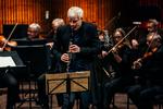 Til sidst dirigerede Martin Fröst ikke bare sine musikere, men greb også sit instrument, klarinetten, og spillede med. Foto: Anders Holst Pedersen