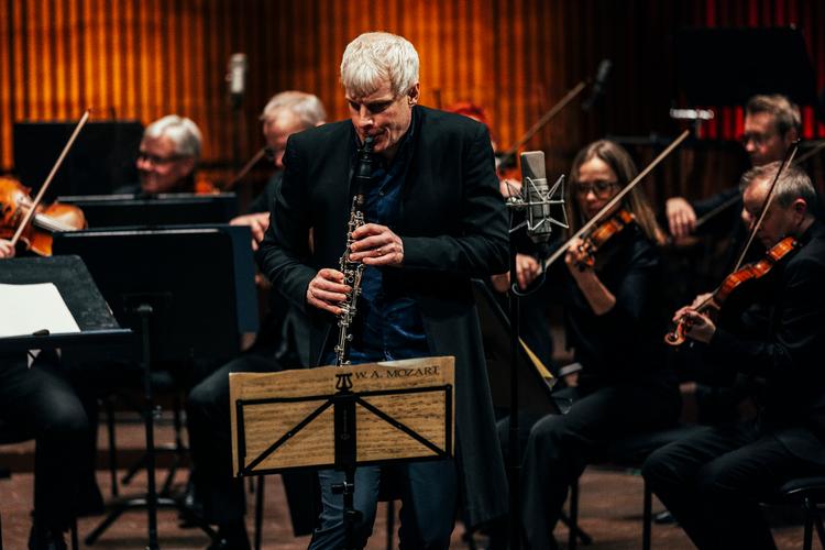 Til sidst dirigerede Martin Fröst ikke bare sine musikere, men greb også sit instrument, klarinetten, og spillede med. Foto: Anders Holst Pedersen