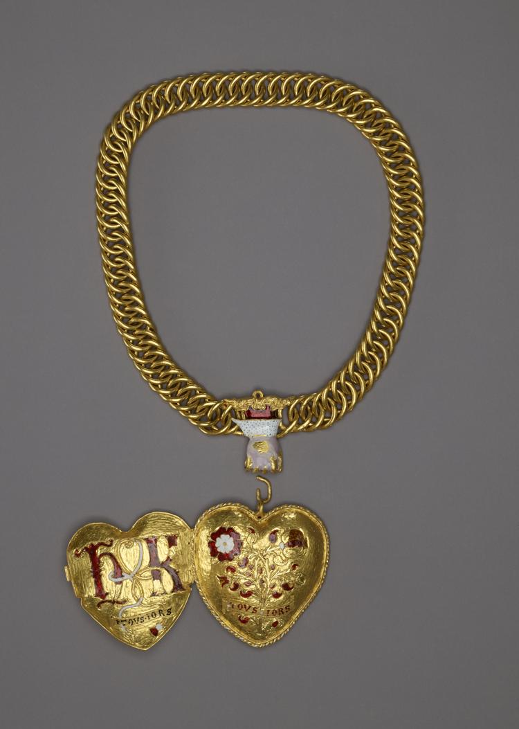 Guldkæden her med tilhørende rigt udsmykket vedhæng er fra 1500-tallet og har forbindelse til den engelske konge Henrik den 8. og hans første kone, Katharina af Aragonien. Foto: The Trustees of the British Museum