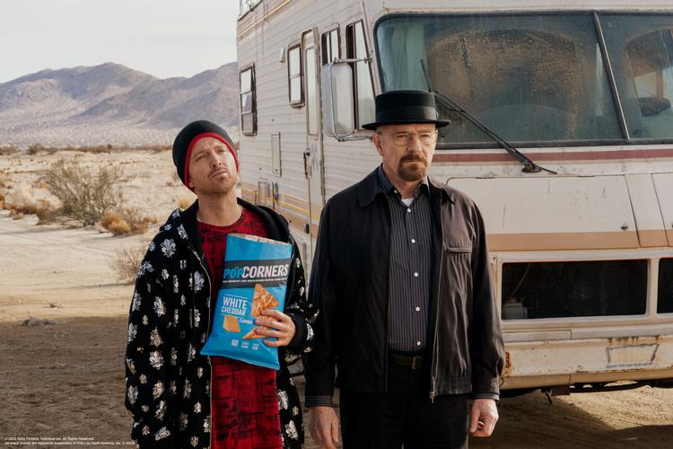 Aaron Paul og Bryan Cranston er tilbage i deres roller fra Breaking Bad. Men denne gang sælger de chips og ikke meth. PR-foto: Sony Pictures/Frito-Lay 